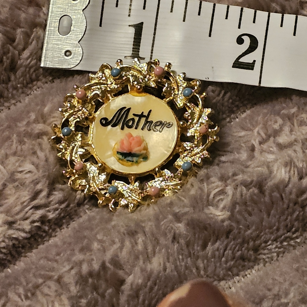 🥳Vintage 1960's Faux Mother Of Pearl Gold and Pink 'Mother' Brooch